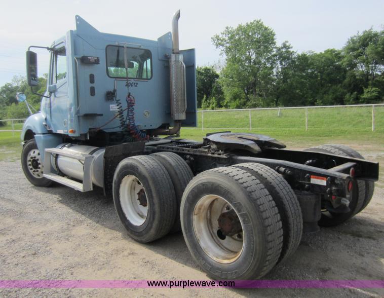 image for item C5461 2003 Freightliner Columbia semi truck