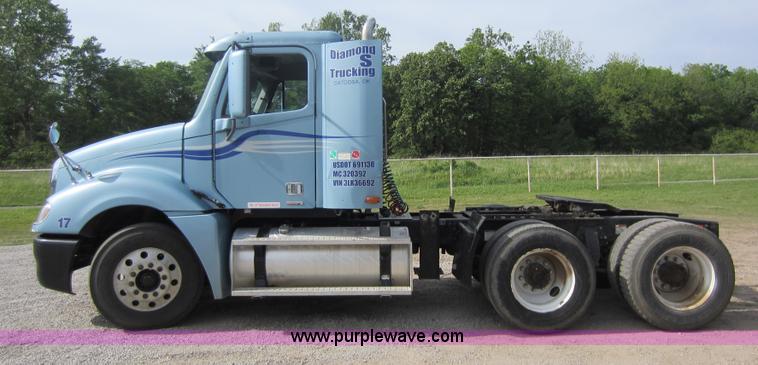 image for item C5461 2003 Freightliner Columbia semi truck