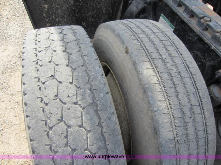 image for item C5461 2003 Freightliner Columbia semi truck