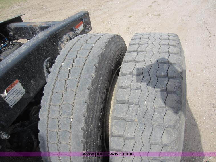 image for item C5461 2003 Freightliner Columbia semi truck