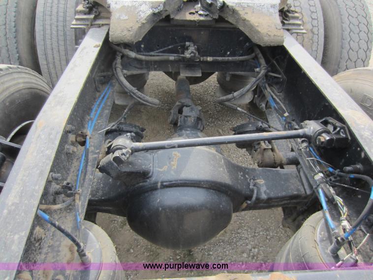 image for item C5461 2003 Freightliner Columbia semi truck