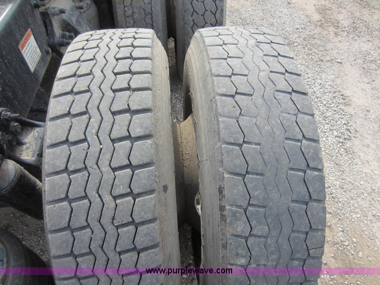 image for item C5461 2003 Freightliner Columbia semi truck