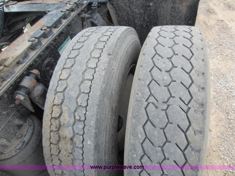 image for item C5461 2003 Freightliner Columbia semi truck