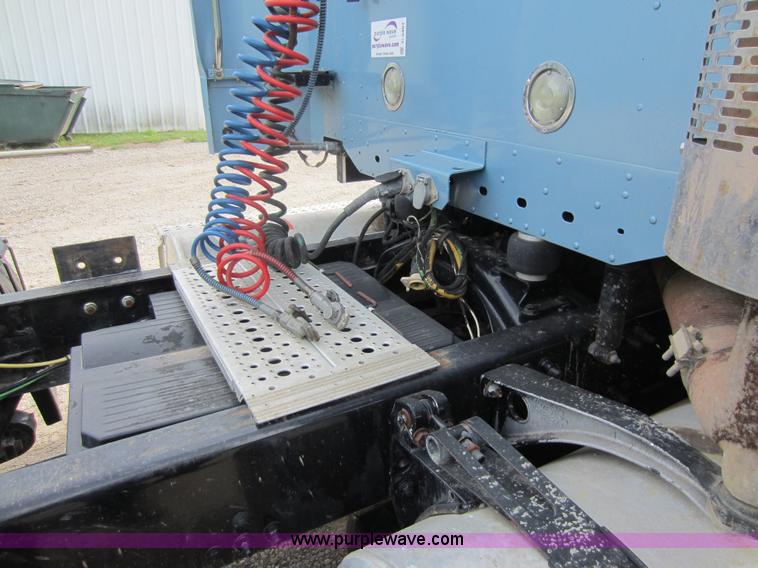 image for item C5461 2003 Freightliner Columbia semi truck