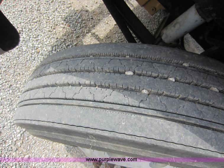 image for item C5461 2003 Freightliner Columbia semi truck