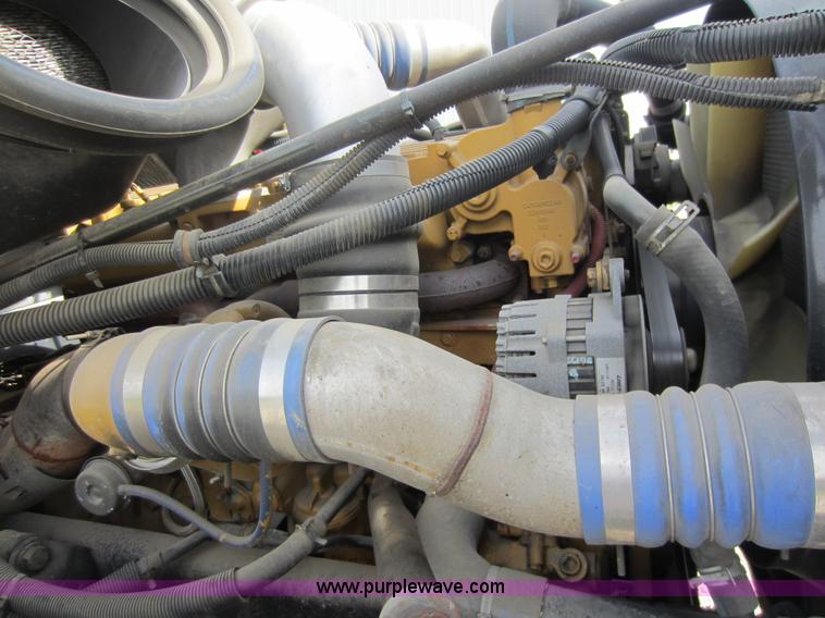 image for item C5461 2003 Freightliner Columbia semi truck