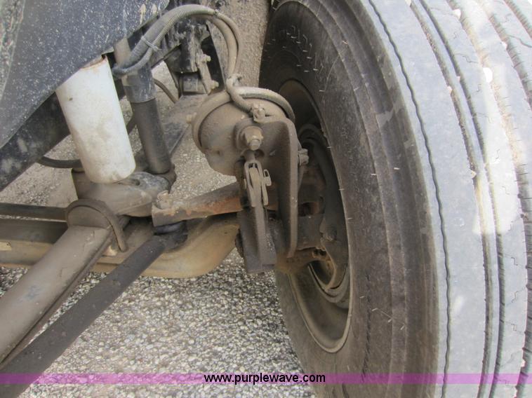 image for item C5461 2003 Freightliner Columbia semi truck