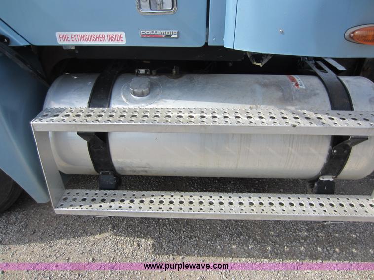 image for item C5461 2003 Freightliner Columbia semi truck