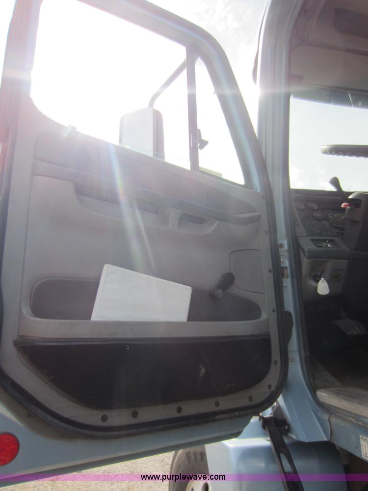 image for item C5461 2003 Freightliner Columbia semi truck