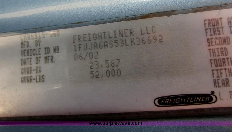 image for item C5461 2003 Freightliner Columbia semi truck