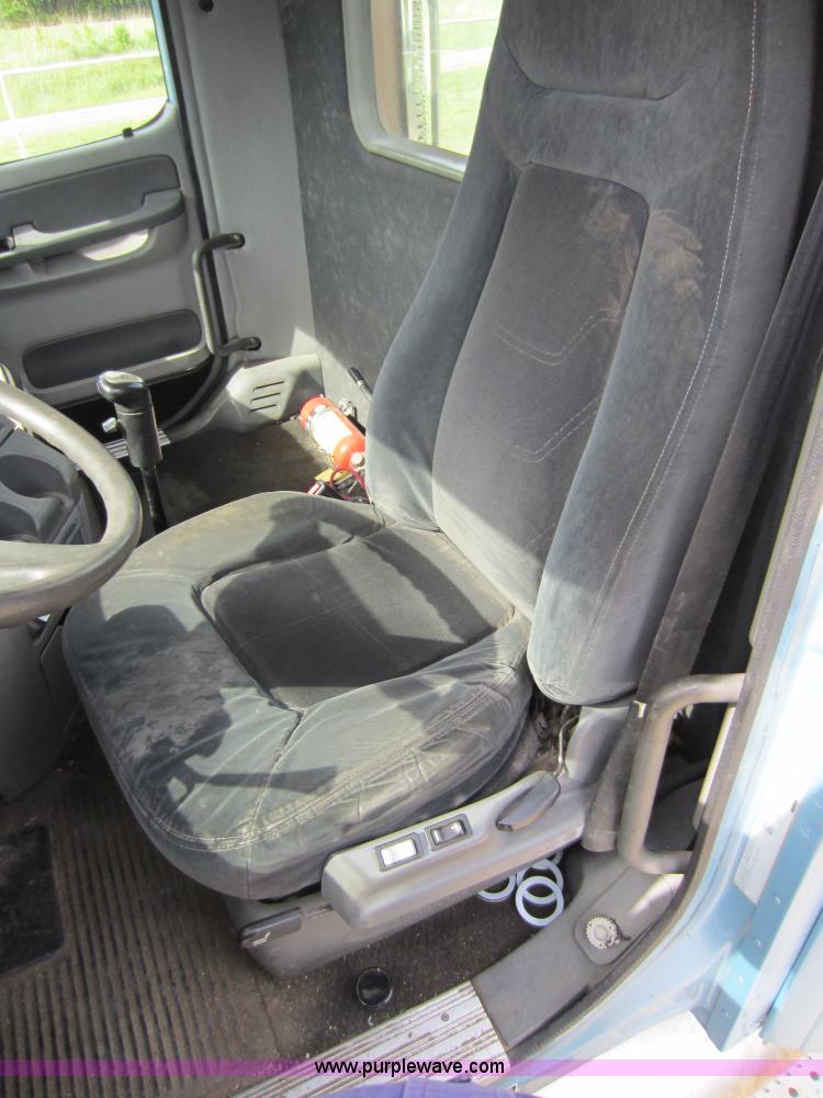 image for item C5461 2003 Freightliner Columbia semi truck