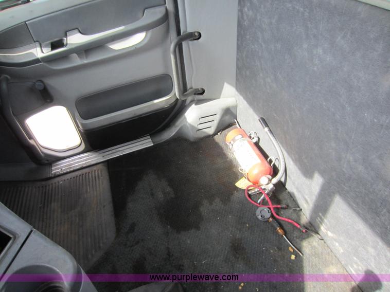 image for item C5461 2003 Freightliner Columbia semi truck