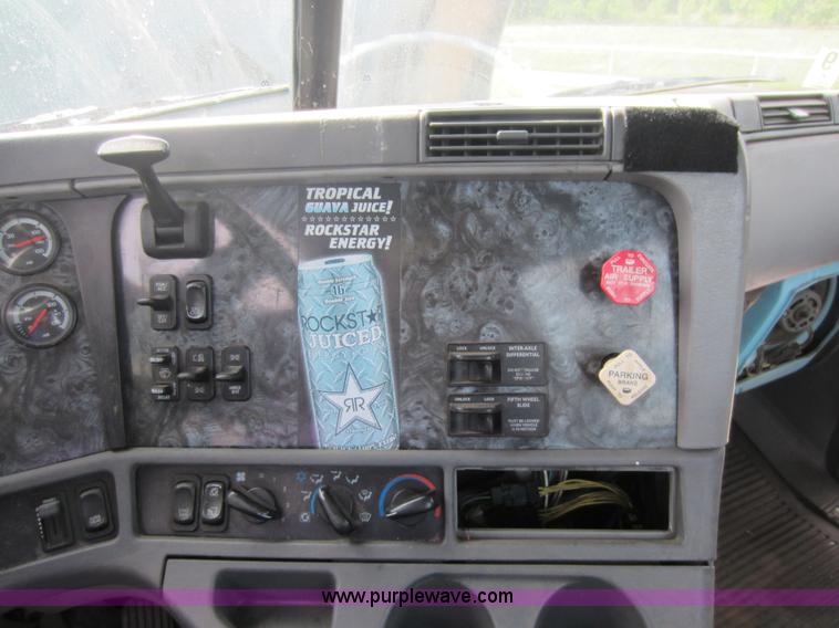 image for item C5461 2003 Freightliner Columbia semi truck