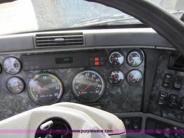 image for item C5461 2003 Freightliner Columbia semi truck