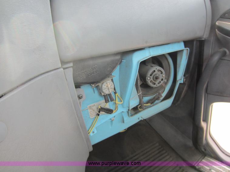 image for item C5461 2003 Freightliner Columbia semi truck