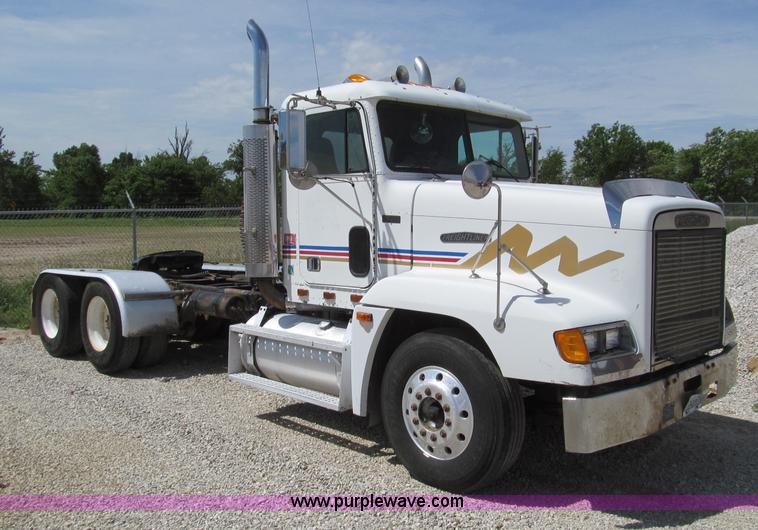 image for item D3197 1992 Freightliner FLD120 semi truck