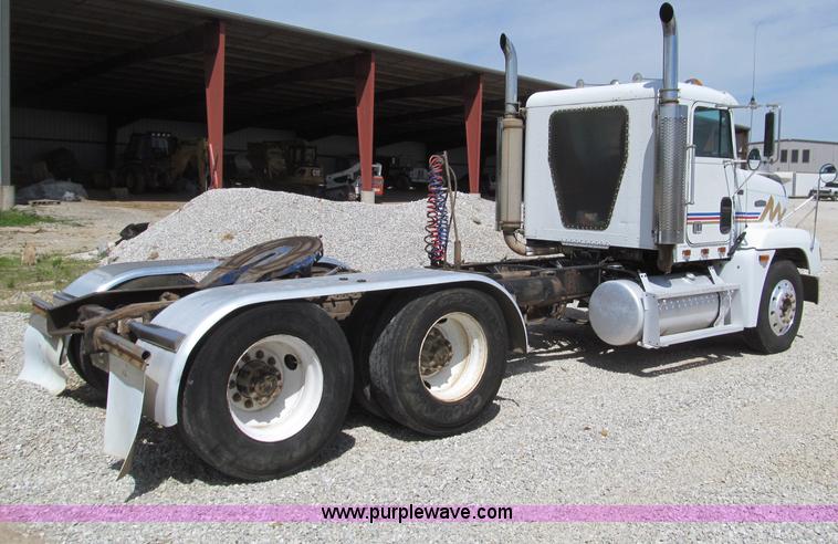image for item D3197 1992 Freightliner FLD120 semi truck