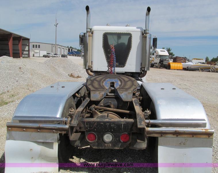 image for item D3197 1992 Freightliner FLD120 semi truck