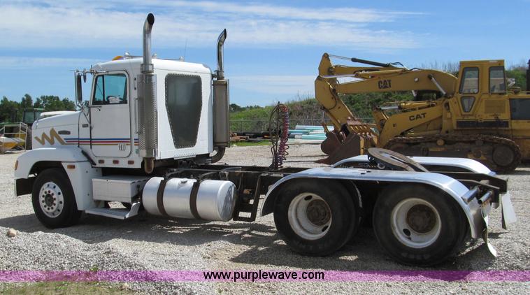 image for item D3197 1992 Freightliner FLD120 semi truck
