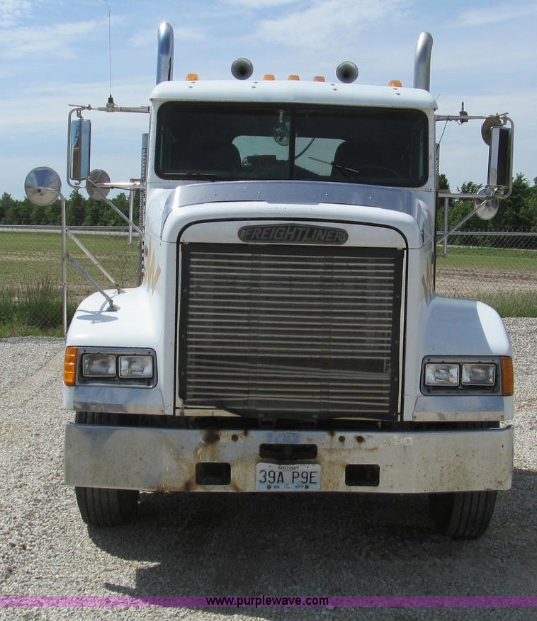 image for item D3197 1992 Freightliner FLD120 semi truck
