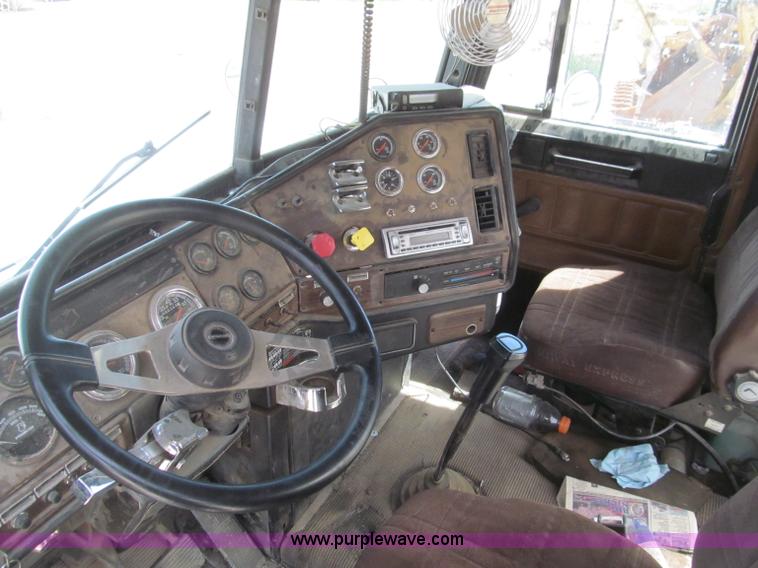 image for item D3197 1992 Freightliner FLD120 semi truck