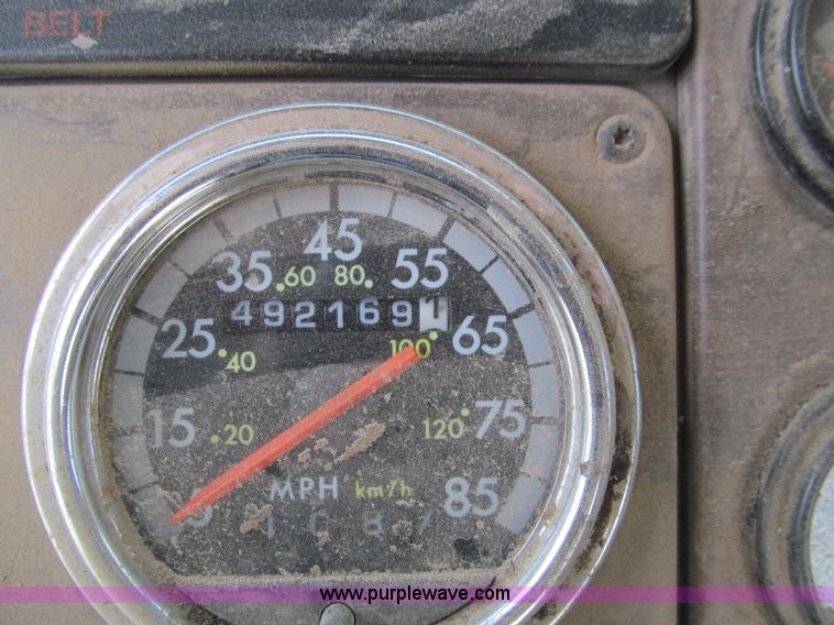 image for item D3197 1992 Freightliner FLD120 semi truck