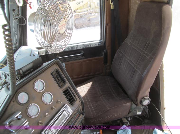 image for item D3197 1992 Freightliner FLD120 semi truck