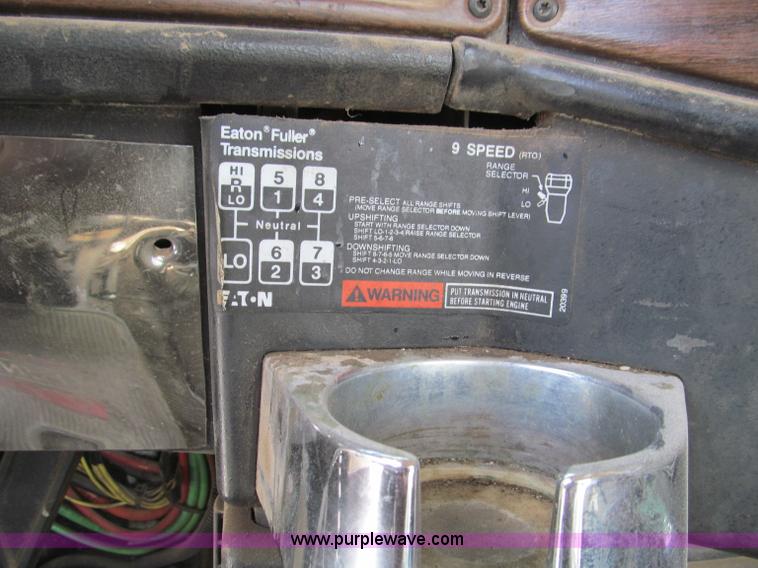 image for item D3197 1992 Freightliner FLD120 semi truck