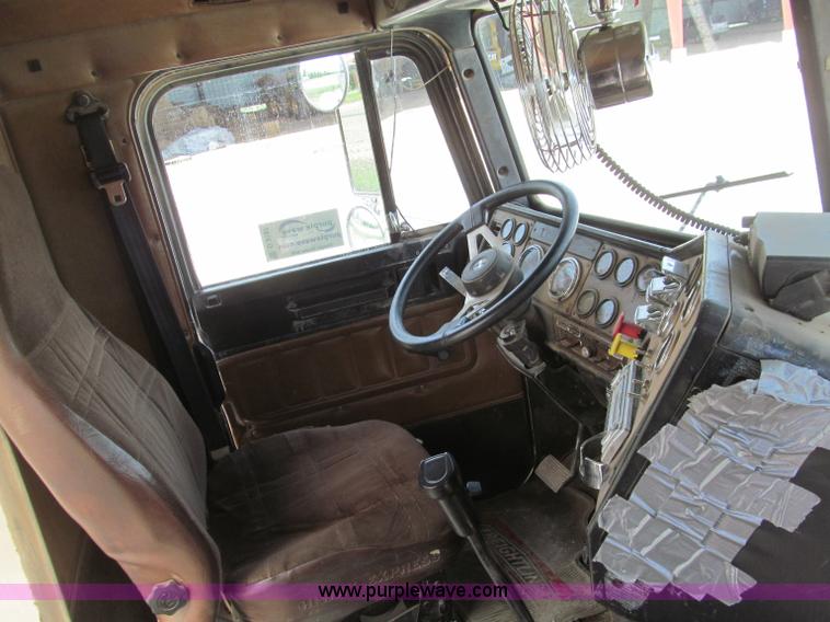 image for item D3197 1992 Freightliner FLD120 semi truck
