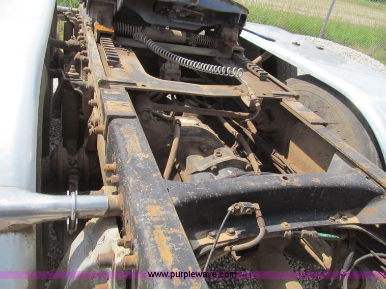 image for item D3197 1992 Freightliner FLD120 semi truck