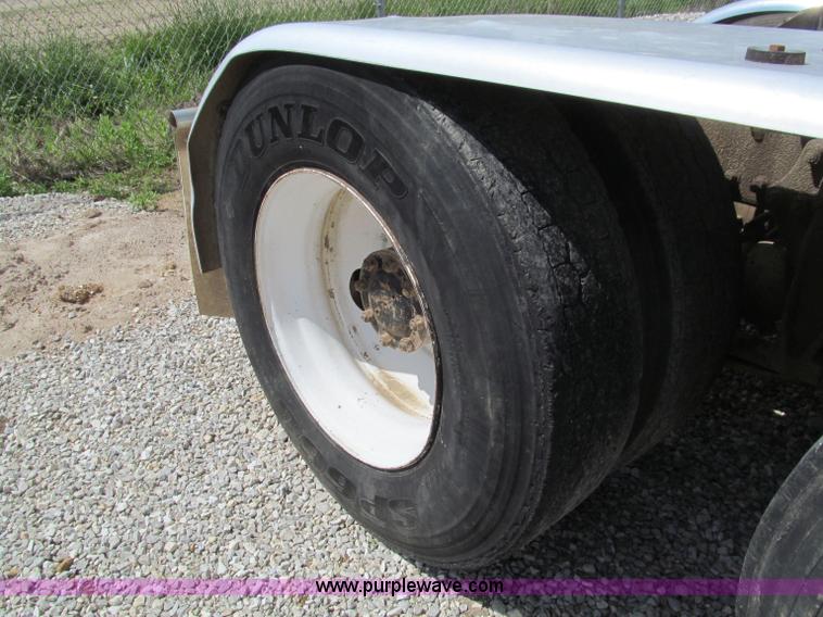 image for item D3197 1992 Freightliner FLD120 semi truck