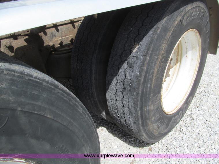 image for item D3197 1992 Freightliner FLD120 semi truck