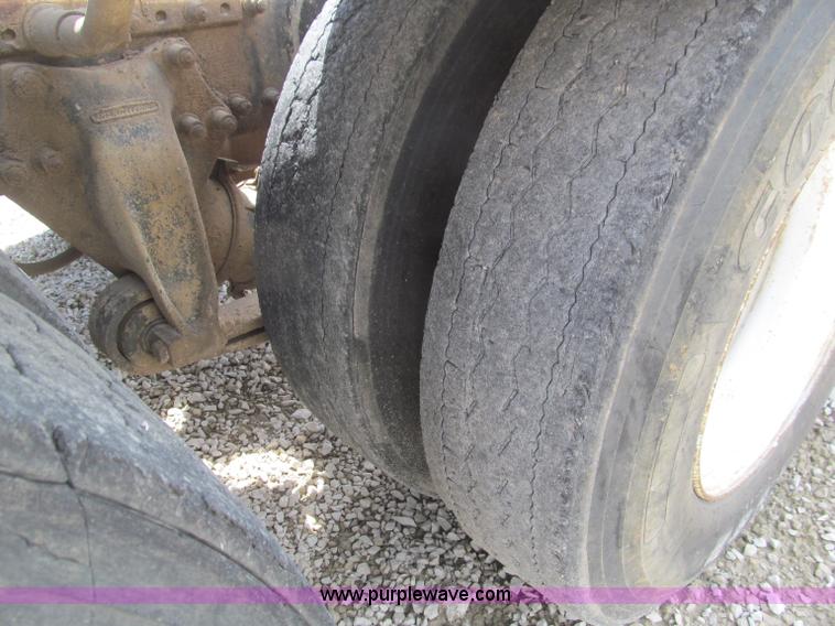 image for item D3197 1992 Freightliner FLD120 semi truck