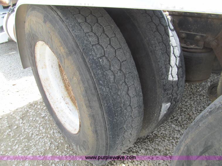 image for item D3197 1992 Freightliner FLD120 semi truck