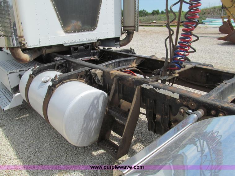 image for item D3197 1992 Freightliner FLD120 semi truck