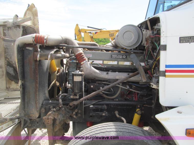 image for item D3197 1992 Freightliner FLD120 semi truck