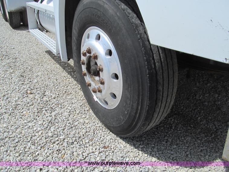 image for item D3197 1992 Freightliner FLD120 semi truck