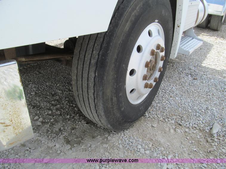 image for item D3197 1992 Freightliner FLD120 semi truck