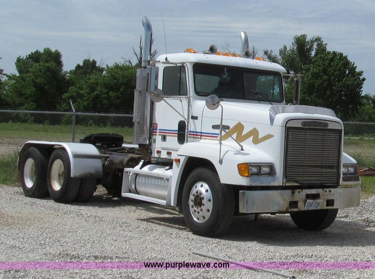 image for item D3197 1992 Freightliner FLD120 semi truck