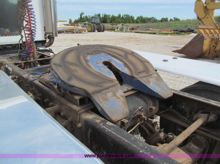 image for item D3197 1992 Freightliner FLD120 semi truck