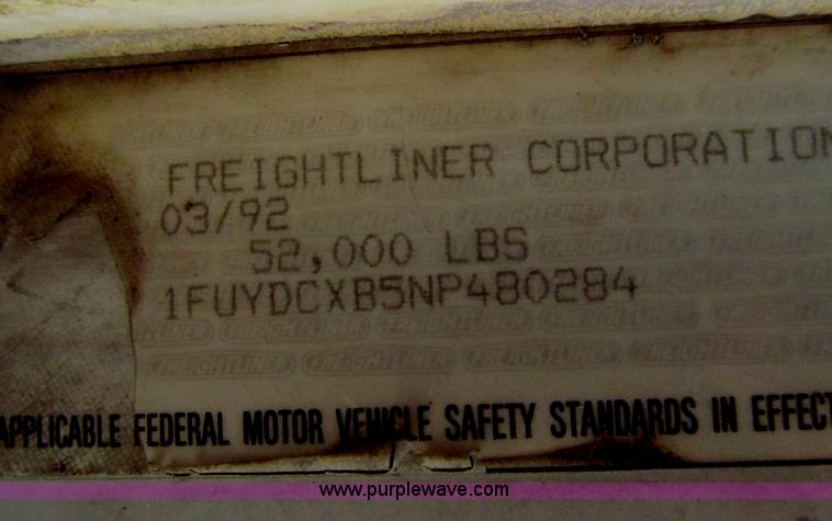 image for item D3197 1992 Freightliner FLD120 semi truck