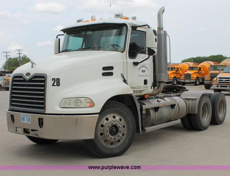 image for item D4011 2004 Mack CX613 semi truck