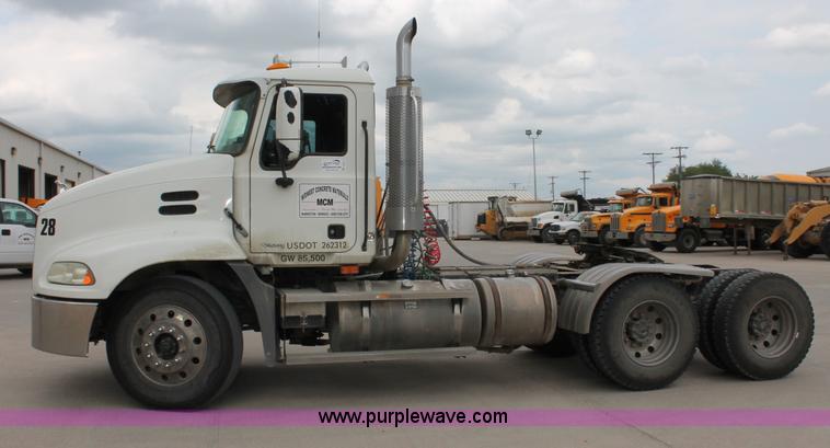 image for item D4011 2004 Mack CX613 semi truck