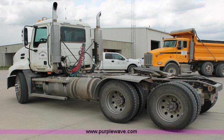 image for item D4011 2004 Mack CX613 semi truck