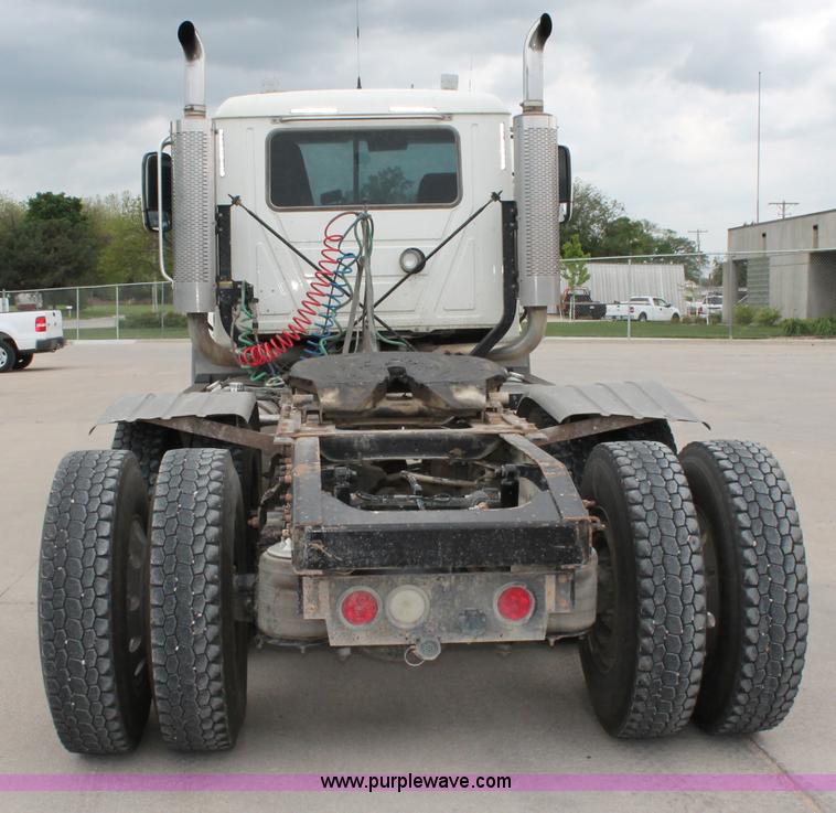 image for item D4011 2004 Mack CX613 semi truck