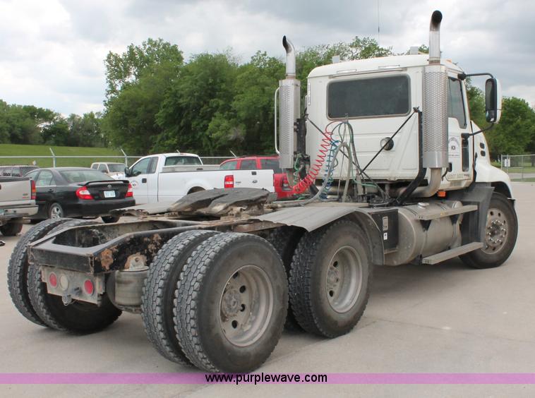 image for item D4011 2004 Mack CX613 semi truck