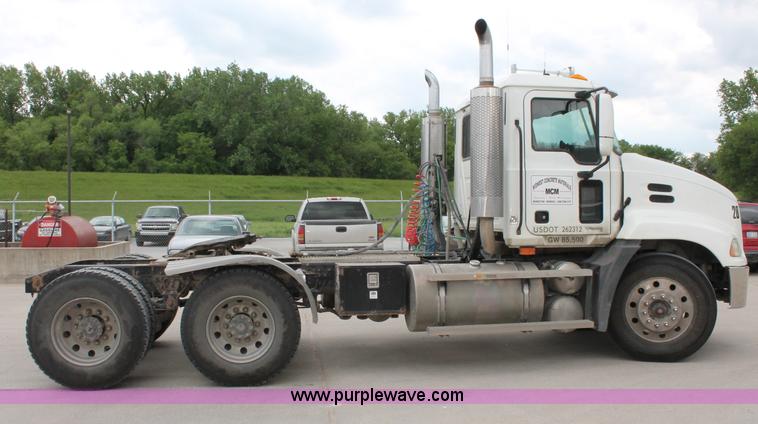 image for item D4011 2004 Mack CX613 semi truck