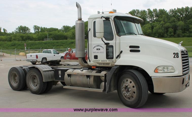 image for item D4011 2004 Mack CX613 semi truck
