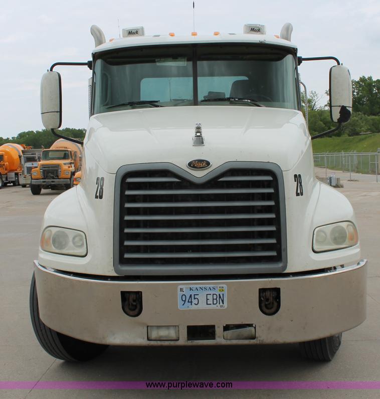 image for item D4011 2004 Mack CX613 semi truck