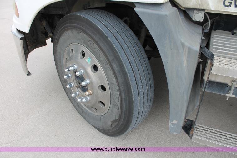 image for item D4011 2004 Mack CX613 semi truck